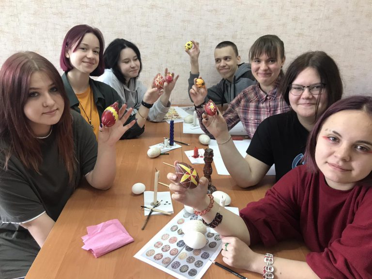 Детальніше про статтю Студенти та викладачі відділу на заняттях відроджують традиції українського писанкарства.