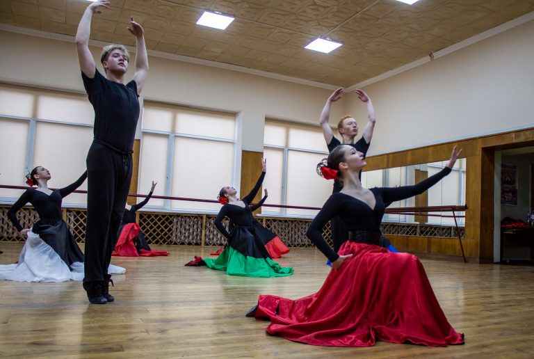 Детальніше про статтю 23 листопада циклова комісія хореографічних дисциплін розпочала перегляд практичної частини підсумкових, залікових та екзаменаційних уроків зі спеціальності.