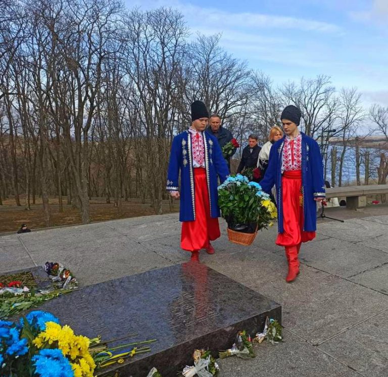Детальніше про статтю Студенти відділу хореографії знову на Тарасовій горі – 162 роки з дня смерті Тараса Григоровича Шевченка.