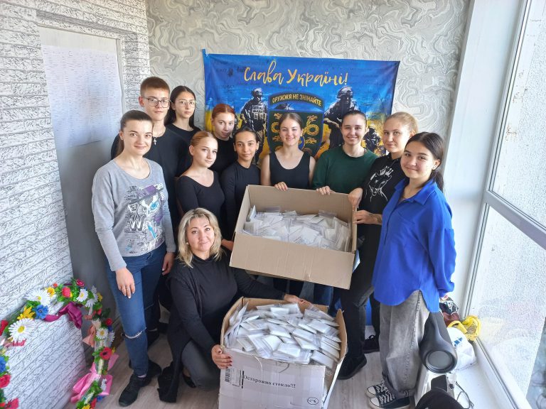 Детальніше про статтю Студенти та викладачі відділу “Хореографія” долучились до складання сухих душів для наших військових