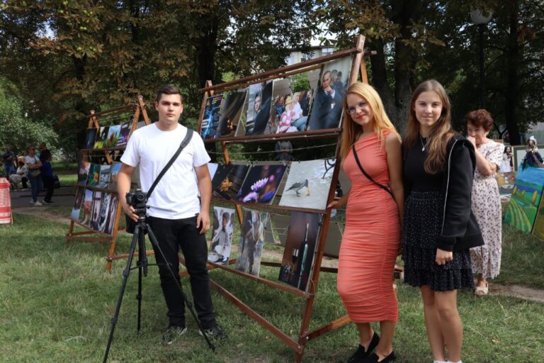 Детальніше про статтю Студенти Канівського фахового коледжу культури і мистецтв долучилися до святкування Дня міста