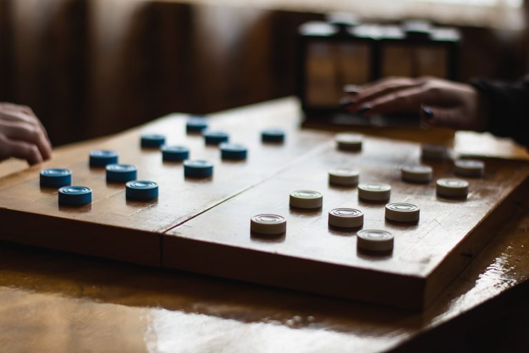 Детальніше про статтю Змагання з шашок серед студентів перших курсів