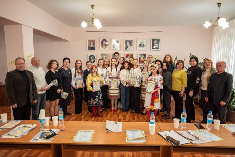 Детальніше про статтю Конкурс читців, присвячений 212-й річниці від дня народження Тараса Григоровича Шевченка